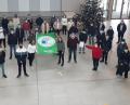Bild: Fichtelgebirgsrealschule/exb
Das Bild zeigt die an den letzten Projekten federführend beteiligten Schüler sowie vorne in der rechten Bildhälfte Schulleiter Oliver Brandt (mit Urkunde) und Umweltkoordinatorin Natalie Meister.