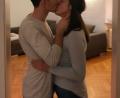 Bild: bec
Ein beliebtes Mitbringsel für die Verwandtschaft ist in Tschechien ein Mistelzweig. Dieser wird über einem Türstock aufgehängt. Wenn zwei sich unter dem Mistelzweig küssen, wird ihre Liebe ewig währen. Hanna Pilz und Phillip Kraus probieren es gleich einmal aus.