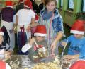 Bild: cr
In der Weihnachtsbäckerei: Die ehemalige Hauswirtschaftslehrerin Angelika Ruhland an der heutigen Altenstädter Mittelschule lud die Kinder aus dem benachbarten Kindergarten zum gemeinsamen Backen in der Adventszeit ein. Für alle ein riesiger Spaß. Ob das heute noch möglich ist für eine „handwork and domestic economics Lehrerin“?