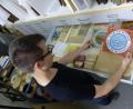 Bild: Simon Steiner/exb
Museumsmitarbeiter Simon Steiner bei der Arbeit im Außendepot im Keller des Verwaltungsgebäudes der Verbandskläranlage. Er sortiert Museumsobjekte in einen Grafikschrank ein.