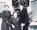Bild: privat
Weihnachten im Krieg hinter verdunkelten Fenstern unterm Christbaum: Krankenschwester Maria Bayer (Mitte) mit Maria und Josef Kellner. Deren Bruder Pfarrer Georg Kellner befand sich bereits 1941, ein Jahr nach seiner Priesterweihe, als Sanitätssoldat in Russland und kehrte erst 1948 aus französischer Gefangenschaft heim.