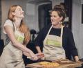 Bild: BR/megaherz gmbh/Philipp Thurmaier
Monika Bernhard (links) aus Leuchtenberg und Eva Gottschaller helfen im Finale bei der Zubereitung der Gewinner-Hauptspeise. Bernhard hat dabei sichtlich Spaß im Fernsehen. Doch nicht alles war so leicht, räumt die 28-Jährige bei ihrer Rückschau ein.