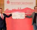 Bild: dob
Eine gewaltige Spendensumme mit insgesamt 17.640 Euro schwappt von der Vereinigten Sparkasse in diesem Jahr an die Vereine und
Institutionen in über. Bürgermeister Bernhard Stangl (rechts) freut sich über diese Spendenflut, die Vorstandsvorsitzender Gerhard Hösl (links) übergibt.
