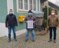 Bild: bsc
Mit einem bedeutenden Schriftstück wurde das Vereinsarchiv des Männergesangvereins „Frohsinn“ Friedenfels erweitert. Schriftführer Uve Hofmann (rechts) erhielt von Kassier Bernhard Schmidt und Vorsitzendem Horst Straub (von links) ein interessantes Zeugnis früherer Vereinsaktivitäten.