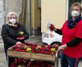 Bild: Michael Erfurt/exb
Blumen und Engel als kleine Ersatz für den Weihnachtsbesuch mit Nikolaus und Engel lieferte Angela Erfurt namens des VdK über Petra Schmidt an die Bewohner des Seniorenheims.