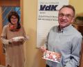 Bild: pop
Brigitte Schlagbauer und Vorsitzender Karl Bauer übergeben den Mitgliedern des VdK-Ortsverbands Schmidmühlen in den vergangenen Wochen Stollen.