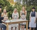 Bild: BR/megaherz gmbh/Philipp Thurmaier
Koch Lucki Maurer (von links) verkündet Lena Zimmermann, Nicole Roth, der Leuchtenbergerin Monika Bernhard und Karina Schwarzbauer die Siegerin des Grußes aus der Küche.