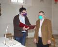 Bild: mmj
In dieser Woche hat Josef Bayer (rechts) Dienst in der Kirche. Pfarrer Wolfgang Dietz bespricht mit dem Mesner die Vorbereitungen für die Krippenfeieren und Gottesdienste an Weihnachten.