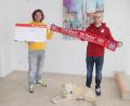 Bild: jma
Matthias Hild (links) freut sich stellvertretend für die Ehrenamtlichen von "Eschenbach hält zam" über die 400-Euro-Spende, die Michael Brüchner im Namen des FC-Bayern-Fanclubs "Die Roten" übergab.