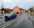 Bild: sne
Der blaue Pkw hat einen 80-jährigen Radfahrer erfasst. Die Polizei sucht nach Zeugen.