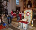 Bild: amö
Der Erzähler liest die Weihnachtsgeschichte, während die Personen nur stumm mit Mund- und Nasenschutz dabei stehen.