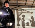 Bild: lg
Die Weihnachtsgeschichte wurde in einem beeindruckenden Schattenspiel auf eine Leinwand projiziert, wobei Katrin Schäufl, Lothar Drachsler und Tim Schäufl aufschlussreiche Begleittexte vortrugen.