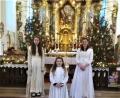 Bild: twg
Sophia Bayerl, Eva Bayerl und Birgitta Rickauer (von links) trugen als Weihnachtsengel die Geschichte vom Hirtenjungen vor.
