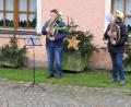 Bild: adj
Simon Schiml und Freund Stefan Gruber (von links) spielten mit ihren Tenorhörnern in Kirchendemenreuth