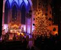 Bild: bph
Mit „Stille Nacht“, bei illuminiertem Kirchenschiff und im Kerzenschein der liebevoll geschmückten, stattlichen Weihnachtsbäume endete der feierliche Gottesdienst in Nabburg.