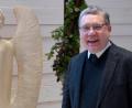 Bild: fsb
Direktor Manfred Strigl an einem seiner Lieblingsorte: in der Hauskapelle beim Johannisthaler Engel der Künstlerin Andrea Zrenner