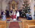 Bild: amö
Maria, Josef, das Jesuskind, der Wirt, die Hirten (vorne), die Musiker (hinten) und links Doris Drexler