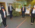 Bild: adj
5500 Euro spendet die Raiffeisenbank an Vereine und Institutionen in Altenstadt. Bürgermeister Ernst Schicketanz (hinten, links) nimmt im Beisein des Teams Altenstadt den Scheck von Hans Hart (hinten, rechts) entgegen