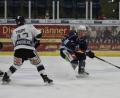 Archivbild: gb
Die Blue Devils feierten am zweiten Weihnachtsfeiertaq beim HC Landsberg einen 3:2-Erfolg. Edgars Homjakovs (rechts, Szene aus dem Hinspiel) gelang bereits nach 38 Sekunden der Führungstreffer für die Weidener.