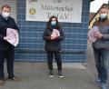 Bild: jr
Bike-Station-Gesellschafter Klaus Möhwald (rechts) überreichte an Tafel-Vorsitzende Nicole Fürst 100 Gutscheine a zehn Euro im Gesamtwert von 1000 Euro für die Mitterteicher Tafel. Eingelöst können diese Gutscheine im Mitterteicher Einzelhandel werden. Vermittelt hatte diese vorweihnachtliche Geste Bürgermeister Stefan Grillmeier, der von einer weiteren Stärkung für den Mitterteicher Einzelhandel sprach.