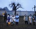 Bild: wel
Krippenspiel einmal anders: Das Krippenspiel auf der Wiese beim Friedhof war das bestimmende Element des Freiluft-Familiengottesdienstes.