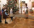 Bild: Josef Böhm
Der Engel verkündet den Hirten die Geburt Christi. Die Botschaft des Weihnachtsevangeliums inszenierten die Erstkommunionkinder vor dem Altar.