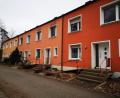 Bild: td
Die Einrichtung "Haus Sonnenblume" in Schwandorf-Dachelhofen ist eine betreute Wohngemeinschaft für Senioren mit Pflegebedarf, die sich als Alternative zum Altenheim sieht. Sie besteht aus den früheren sogenannten Ingenieurshäusern des Bayernwerks.- drei Reihenhäusern, die zusammengelegt worden sind.