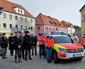 Bild: twi
Stolz präsentieren die Helfer vor Ort ihr neues Einsatzfahrzeug - in der Mitte Pfarrer Ertl nach der Segnung und links BRK-Mitglieder