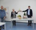 Bild: frd
In Anwesenheit von Personalrätin Alexandra Schmid (rechts) und dem Hausmeister der Doktor- Eisenbarth-Schule, Wolfgang Hösl (links), wurde Raumpflegerin Adelheid Spichtinger (Zweite von links) von Bürgermeister Rudolf J. Teplitzky (Zweiter von rechts) in den Ruhestand verabschiedet.