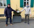 Bild: Maximilian Kastner/exb
Seniorenbeauftragter Gerhard Weber (links) und JU-Ortsvorsitzender Maximilian Kastner (rechts) bei der Spendenübergabe.