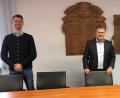 Bild: Stadt Windischeschenbach/exb
Markus Kindsgrab (links) wird Geschäftsleiter der Stadt Windischeschenbach und Nina Rögner (rechts) ist die neue Kämmerin. Bürgermeister Karlheinz Budnik heißt die beiden Neuen im Team der Stadtverwaltung willkommen.
