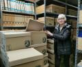 Bild: Portner
Archivarin Christa Zapf hat derzeit im provisorischen Stadtarchiv in der Nunzenrieder Straße gut zu tun. In Schachteln warten die kommunalen Akten darauf, dass der Archivneubau im Mühlweg fertig wird. Dort kann das „Gedächtnis der Stadt“ übersichtlich in Rollregalen eingelagert werden.