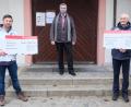 Bild: do
Als "Christkind" fungierte Sparkassen-Filialdirektor Wolfgang Busch (Mitte) bei der symbolischen Übergabe der Spendenschecks an Martin Schmid, Vorstand der Schützengesellschaft Oberbibrach (links) und an den Kirchenpfleger von St. Anna Robert Biersack.