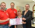 Bild: dob
Die Fußball-Fanclubs in der Region tun viel Gutes. Wie zum Beispiel der Bayern-Fanclub Vohenstrauß. Unser Bild zeigt eine Spendenübergabe an das Sozialamt der Stadt Vohenstrauß durch die Vorstandsmitglieder Stefan Schäftner (links) und Josef Maier (Zweiter von links). Bürgermeister Andreas Wutzlhofer und Ingrid Scheinkönig vom Sozialamt freuten sich. Das Bild stammt aus dem Jahr 2018, als das Tragen von Masken noch kein Thema war.