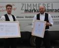 Bild: jr
Die Meisterprüfung im Zimmererhandwerk absolvierte Sebastian Konrad (links) mit der Gesamtnote 1,8. Deshalb wurde er zusätzlich mit dem Meisterpreis der Bayerischen Staatsregierung ausgezeichnet. Über diesen Erfolg freut sich auch Vater und Firmenchef Markus Konrad.