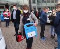 Bild: Kunz
Es geht los: Die Wirbelsäulenchirurgin Dr. Andrea Fenk-Mayer aus Regensburg mit den Impfdosen in der Kühlbox.