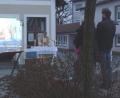 Bild: lgc
Auf dem Vorplatz der Pfarrkirche feiert Pater Adrian Kugler mit den Familien die Kindermette. Auf einer Leinwand wird die Weihnachtsgeschichte gezeigt.