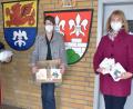 Bild: no
Die Schulverbandsvorsitzende Brigitte Bachmann (rechts) und der Bürgermeister der Gemeinde Illschwang, Dieter Dehling, überreichen die Schutzmasken an Rektorin Gabi Pirner.