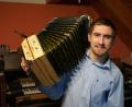 Bild: fvo
Bundessieger Handzuginstrumentenmacher Stefan Fuhrich mit seinem Gesellenstück, einen argentinischen Bandoneon.