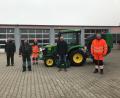 Bild: fg
Bauhofleiter Roland Siegler (rechts) nimmt mit Hirschaus 3. Bürgermeister Hermann Gebhard(Zweiter von rechts) den neuen Traktor im Bauhof entgegen.