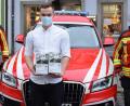 Bild: mde
Die Kommandanten der Kemnather Feuerwehr Peter Denz (links) und Alfred Vogel (rechts) nahmen die FFP2-Schutzmasken von Apotheker Stephan Schug (Mitte) dankend entgegen.
