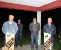Bild: mvs
Thomas Fischer (links) und Wolfgang Zimmermann (Zweiter von rechts) wurden von den Vorsitzenden Elmar Maierhofer und Daniel Maierhofer sowie Bürgermeister Markus Schiesl (hintere Reihe von links) als neue Mitglieder willkommen geheißen.