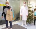 Bild: Klinikum/Dietl/exb
Dr. Ludwig Fischer von Weikersthal, Ärztlicher Leiter der Praxis für Hämatologie und Internistische Onkologie am Klinikum St. Marien, freute sich über die Weihnachtsaktion des FFGO Oberpfalz und dankte Vorsitzender Brigitta Schöner (rechts) sowie ihrer Stellvertreterin Susanne Hahn (links).