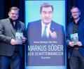 Bild: Jörg Carstensen/dpa
Die Autoren und SZ-Journalisten Uwe Ritzer (l) und Roman Deininger stellen ihre Biographie "Markus Söder - Der Schattenkanzler" in der Urania vor.