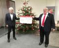 Bild: Sparkasse/exb
Bürgermeister Robert Lindner (links) nimmt den symbolischen Spendenscheck von Ulrich Höcker (rechts) entgegen.