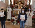 Bild: kro
Lena-Marie Zant und Linda Kolb (vorne von links) wurden aus der Schar der Griesbacher Ministranten verabschiedet. Mit dabei waren (hinten von links) Pfarrer Dr. Charles Ifemeje, Niklas Schön, Pfarrgemeinderatssprecher Stefan Wurm und Carla Schmid.
