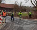Bild: gru
Zur Abnahme des Bauabschnittes in Sinnleithen versammelt (von links): Thomas Köstler (Amt für Ländliche Entwicklung), Hans Krauß (Wasserwart), Christoph Nowak (Polier Firma Englhard), Bürgermeister Hans-Jürgen Strehl, Matthias Kolb (Tiefbauamtsleiter Landratsamt Amberg-Sulzbach), Georg Rumpler (Ingenieurbüro RCH Amberg) und Hubert Englhard (Geschäftsführer Firma Englhard).