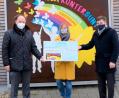 Bild: mab
Kindergartenleiterin Sabine Nickert (Mitte) und Bürgermeister Peter Neumeier (rechts) hatten allen Grund zur weihnachtlichen Freude: Der Geschäftsführer der Privatmolkerei Bechtel, René Guhl (links), hatte ein nicht alltägliches Geschenk für den Kindergarten mitgebracht.