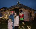 Bild: szl
Familie Mayer dekoriert Haus und Garten in Mähring jedes Jahr zu Weihnachten aufwendig mit Lichterketten und Figuren. Die Eltern Alexander und Karin Mayer sind absolute Weihnachts-Fans. Auch ihre drei Kinder (mit im Bild die jüngste Tochter) „fahren total drauf ab“.