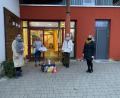 Bild: adj
Sandra Ermer links), Kinderhausleiterin Jutta Kellner (Zweite von links), Franziska Emmerich und Stefanie Adam (von rechts) bei der Geschenkeübergabe.